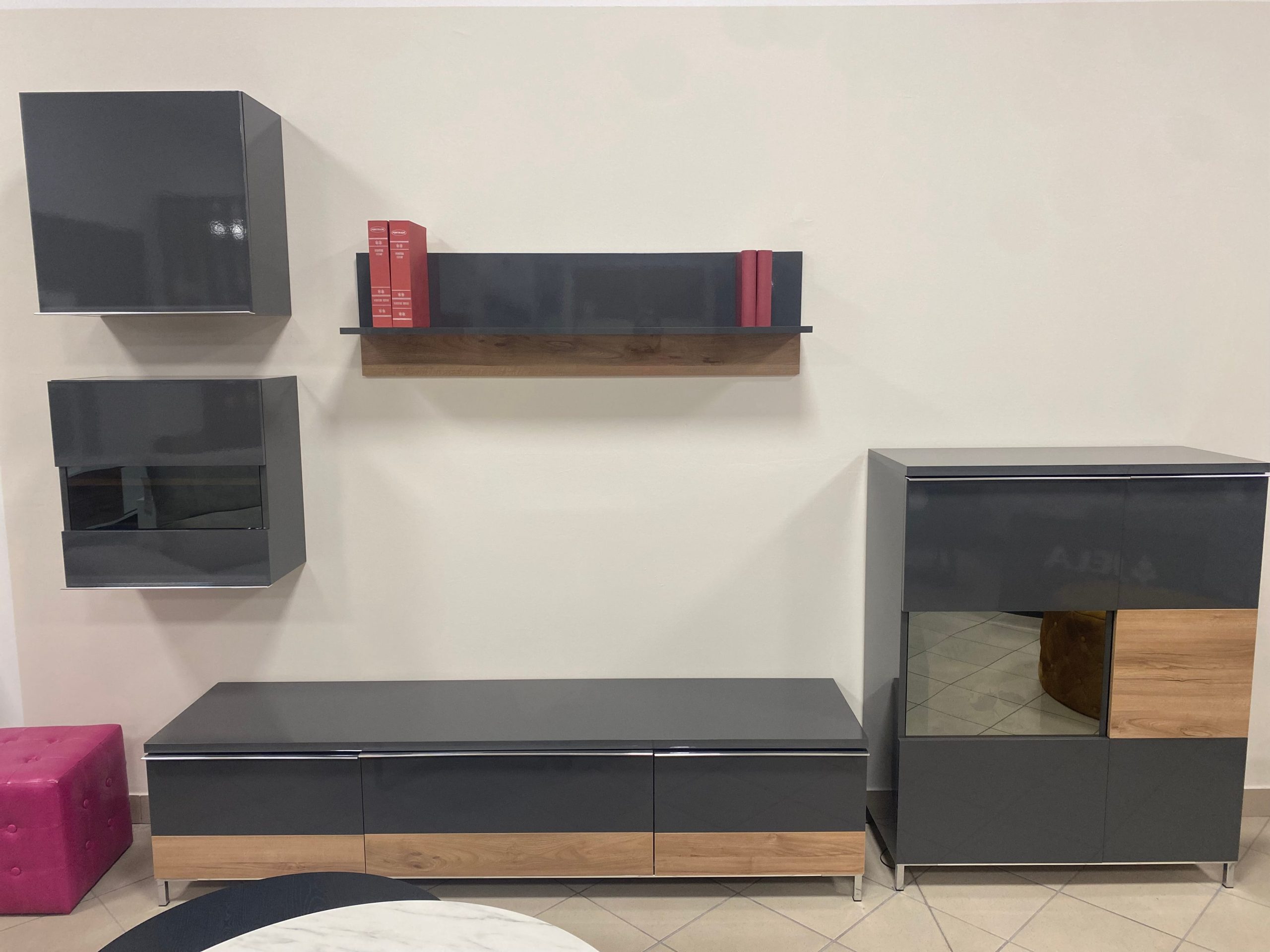 odprodaja exponata dnevnega regala Onyx